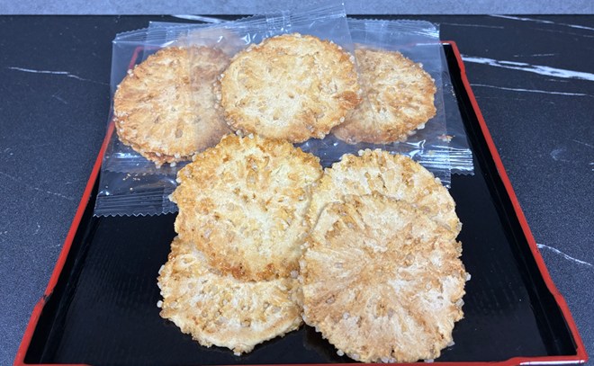 飛騨高山の老舗駄菓子「打保屋（うつぼや）のととちの実 せんべい